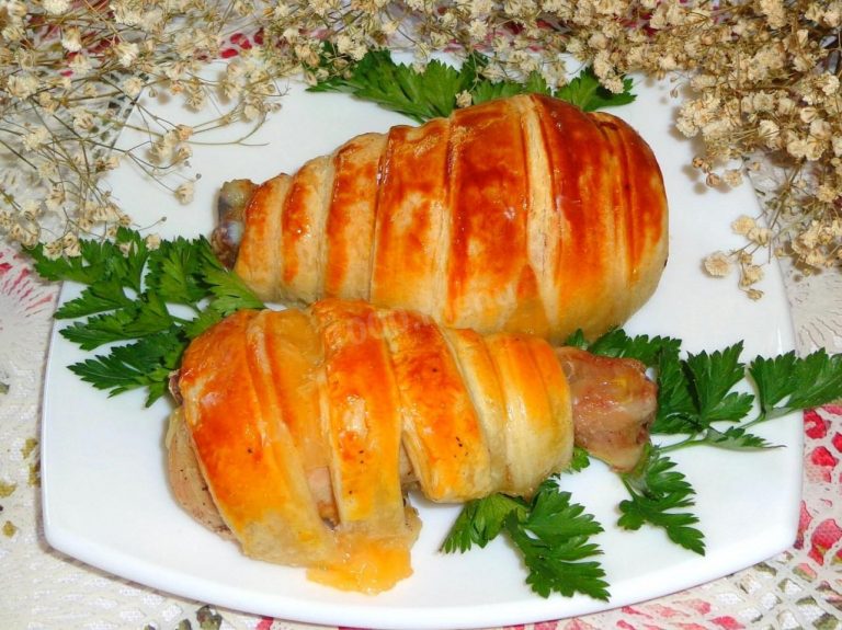 куриные ножки в слоеном тесте