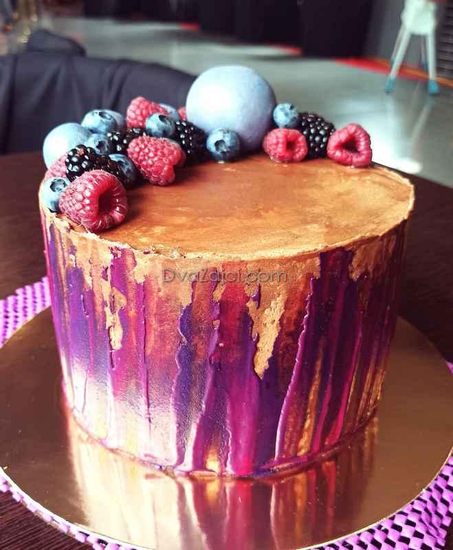торт фіолетовий з ягодами