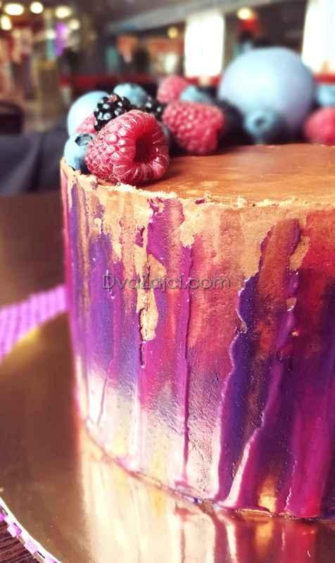 торт фіолетовий з ягодами