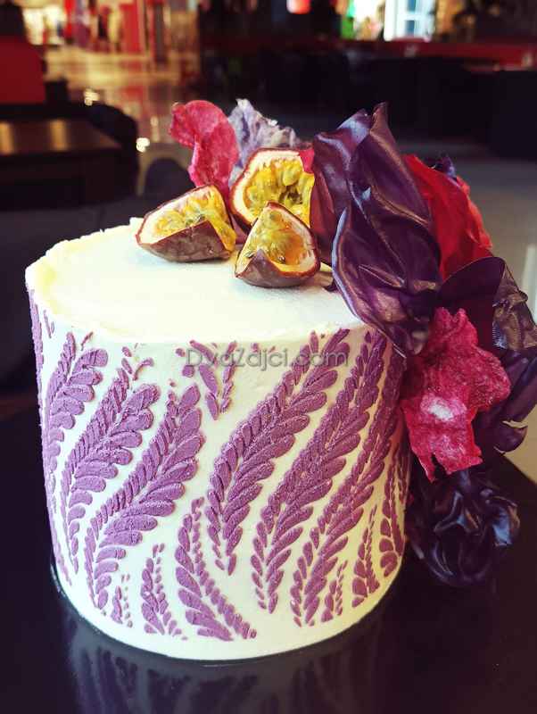 фіолетовий торт з рисовими парусами