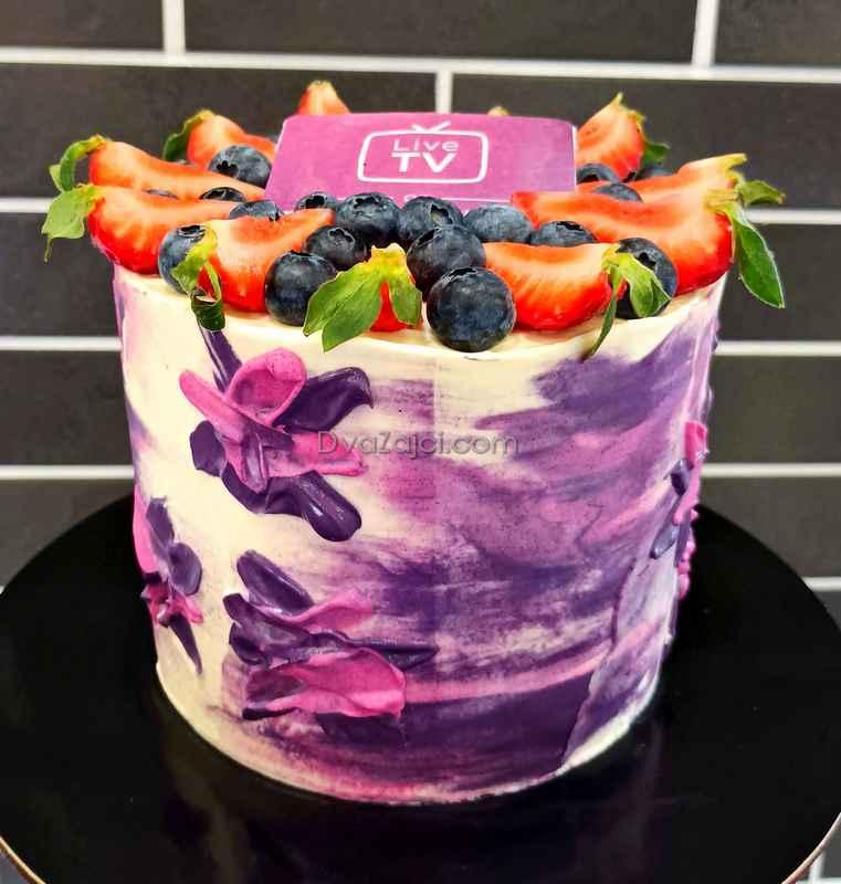 торт фіолетовий з фруктами